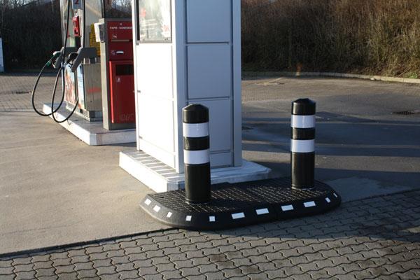 TDJ Standard helleanlæg med kunststofpullerter fra trafikgummi.dk - beskyttelse af stander OK tankstation