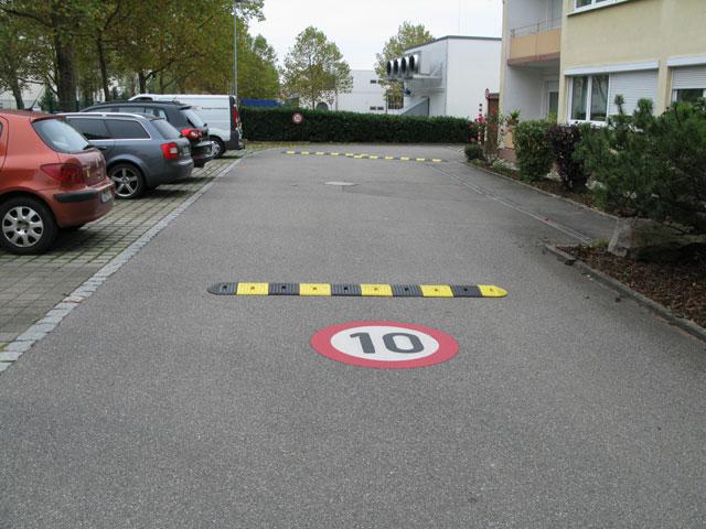 TDJ Vejbump 15 km/t sort og gul fra trafikgummi.dk. Må anvendes på privat vej, virksomheder, p-huse, tankstationer m.m. Ikke typegodkendt. Midlertidig vejbump. TDJ Vejbump 15 km/t sort og gul fra trafikgummi.dk. Må anvendes på privat vej, virksomheder, p-huse, tankstationer m.m. Ikke typegodkendt. Midlertidig vejbump.