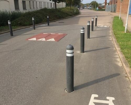 TDJ Nedgravningspullert i fleksibel gummi fra trafikgummi.dk - rejser sig efter påkørsel TDJ Nedgravningspullert fra trafikgummi.dk - pullert til nedgravning
