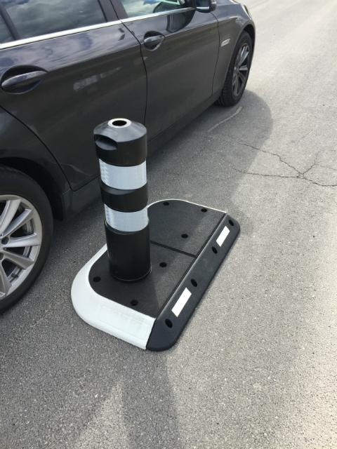 TDJ Minihelle med pullert fra trafikgummi.dk. Helleanlæg sænker farten hastigheden. Trafiksikkerhed, chikane, fartchikane