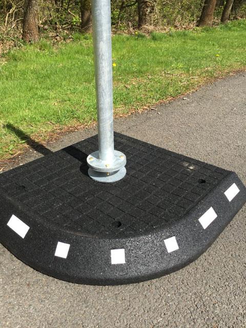 TDJ Helleanlæg med standerbeslag - beslag til montering af skilte. Trafikgummi.dk TDJ Helleanlæg med standerbeslag - beslag til montering af skilte. Trafikgummi.dk