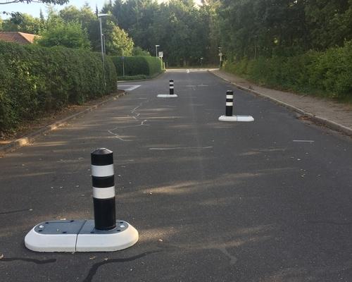 TDJ Helleblok med kunststofpullert - fartdæmpning indsnævring fra trafikgummi.dk. Indsnævring, chikaner, vejchikaner TDJ Helleblok med kunststofpullert - fartdæmpning indsnævring fra trafikgummi.dk. Indsnævring, chikaner, vejchikaner