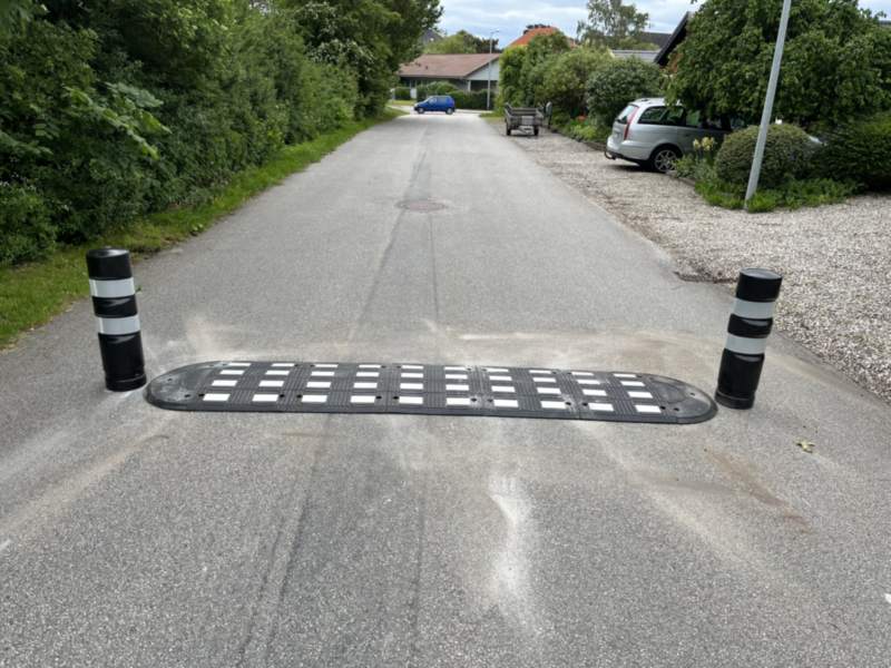 TDJ Vejbump 30 km/t med pullert kunststofpullert - typegodkendt af vejdirektoratet - trafikgummi.dk - villavej, boligforening, grundejerforening, bump, vejchikane, fartdæmper