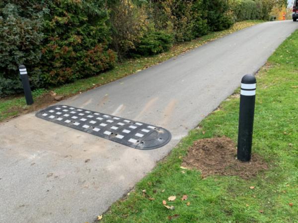 TDJ Vejbump 30 med nedgravningspullert. Typegodkendt af vejdirektoratet. Pullert i fleksibel gummi. Trafikgummi.dk