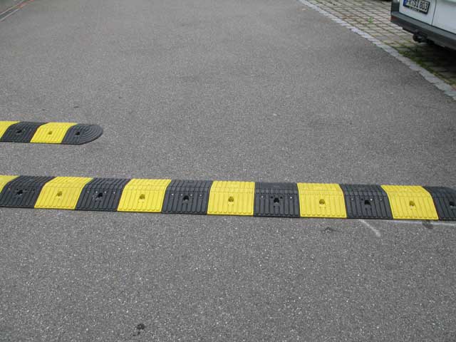 TDJ Vejbump 15 km/t sort og gult. Midlertidig vejbump. 2-delt bump fra Trafikgummi.dk
