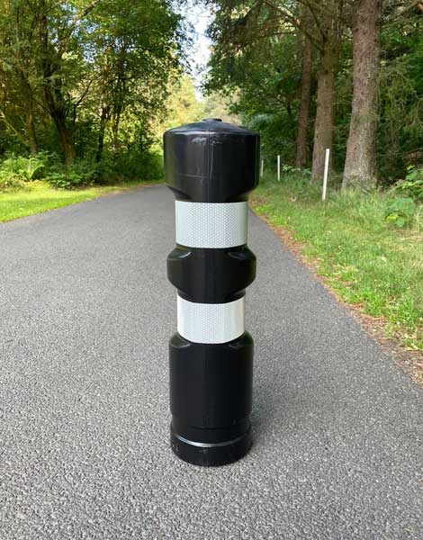 TDJ Kunststofpullert sort H75 Ø20 cm m/hvide reflekser fra trafikgummi.dk. Pullerter / steler