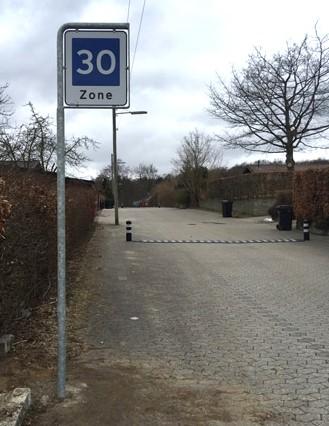 TDJ Skilte - zoneskilt 30 km/t E53/E54 monteret på lige stander. Trafikgummi.dk TDJ Skilte - zoneskilt 30 km/t E53/E54 monteret på lige stander. Trafikgummi.dk