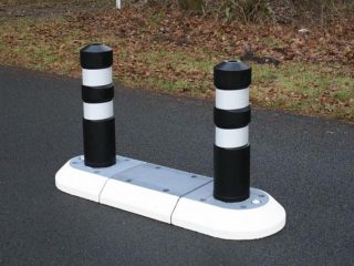 TDJ-Helleblok-med-pullert-trafikgummi.dk-50x150cm-qmg767psu5cuyoyz6nkaoe2jltnxbnxvs8cspeziao TDJ Slowrider Vejbump fra trafikgummi.dk 5-10 km/t med kabelgennemføring