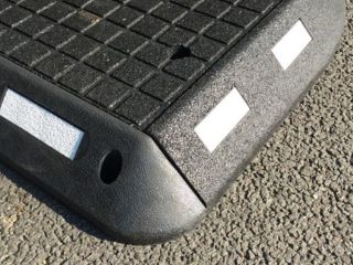 TDJ Std Helleanlæg med kantblok p-stop til kantafslutning. Indsnævring fra trafikgummi.dk TDJ Std Helleanlæg med kantblok p-stop til kantafslutning. Indsnævring fra trafikgummi.dk