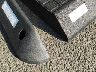 TDJ Standard Helleanlæg med TDJ Kantblok med rund kant. P-stop, kantafslutning. Trafikgummi.dk TDJ Standard Helleanlæg med TDJ Kantblok med rund kant. P-stop, kantafslutning. Trafikgummi.dk